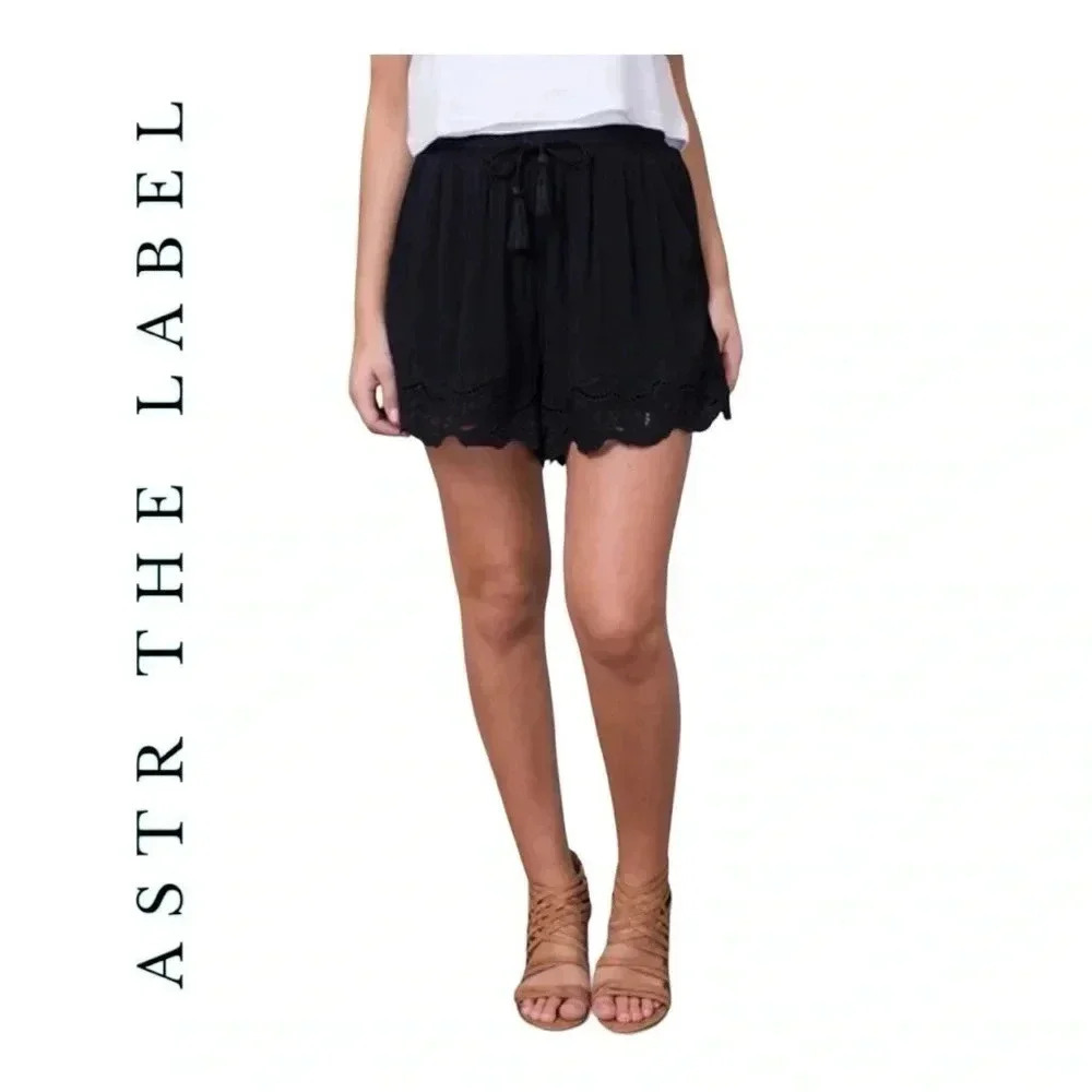 0394W. ASTR THE LABEL RITA LACE SHORTS‎ BLACK IN COLOR SIZE LARGE EYELET LACE